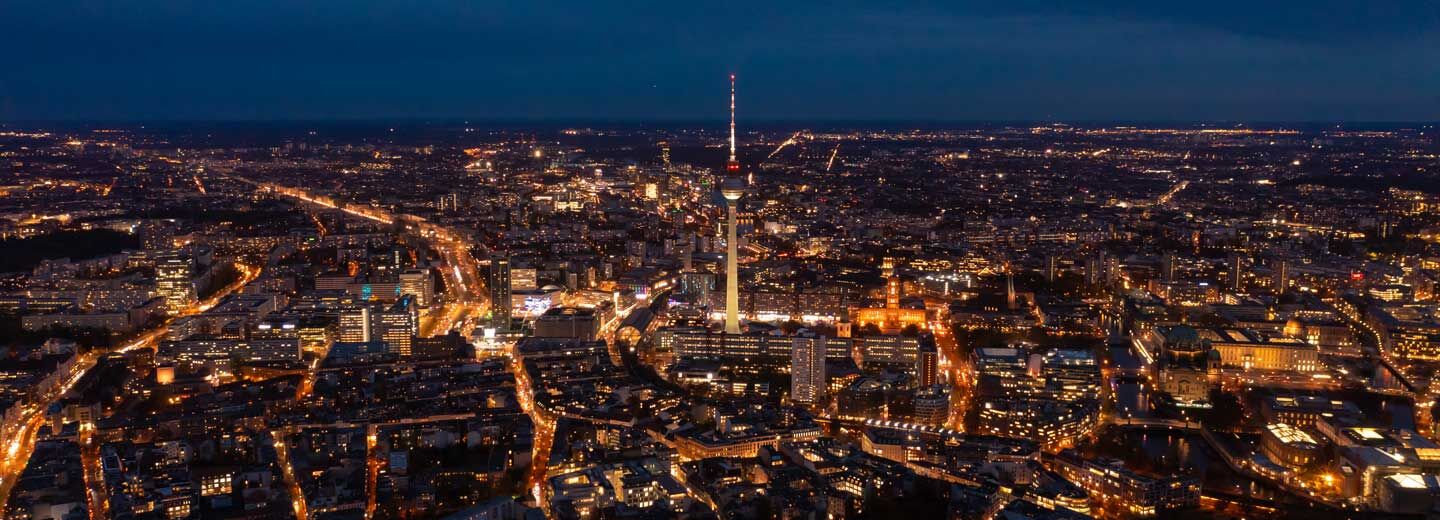 Cybersicherheitskonzept - Verschlüsselung mit einem Vorhängeschloss-Symbol auf der virtuellen Oberfläche