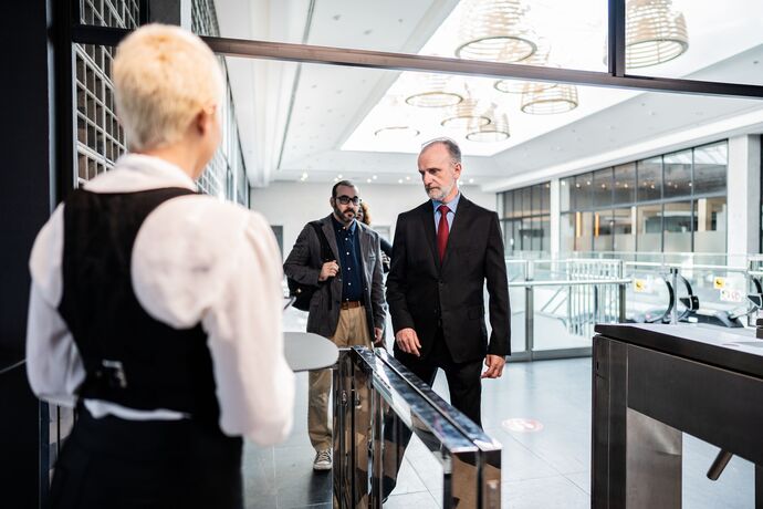 Geschäftsleute betreten ein Büro oder eine Geschäftskonferenz