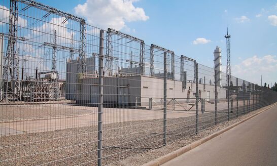 Detailansicht eines Umspannwerks mit Transformatorenstation und Perimeter-Einfriedung zur fachgerechten Sabotageprävention