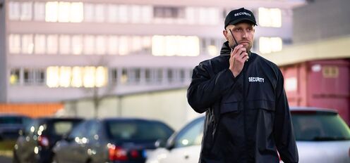 Sicherheitsbeamter im Uniform auf einem Parkplatz