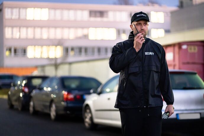 Sicherheitsbeamter im Uniform auf einem Parkplatz