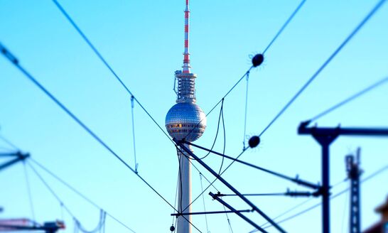 Berliner Fernsehturm vor Stromleitungen