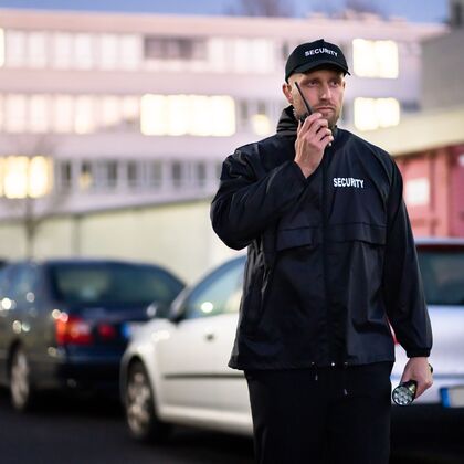 Sicherheitsbeamter im Uniform auf einem Parkplatz